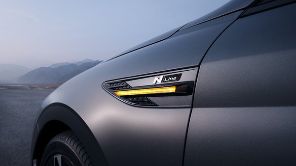 Фирменные шильдики N-Line на кузове.